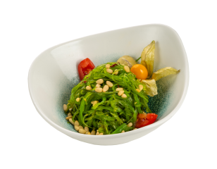 Kaiso salāti ar valriekstu mērci un ciedru riekstiem 